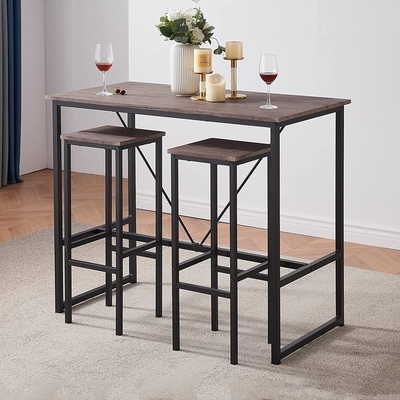 A mesa de jantar e a cadeira rústicas da casa da quinta do metal do ODM ajustaram-se com duas cadeiras