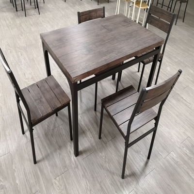 A mesa de jantar preta de madeira da casa ajustou 4 cadeiras de Seater com quadro do metal